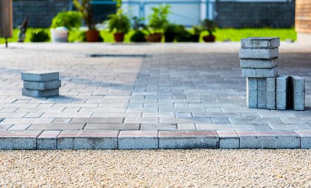 Bruk metallpigger for å sikre asfaltkanten ved å kjøre pigger gjennom disse hullene