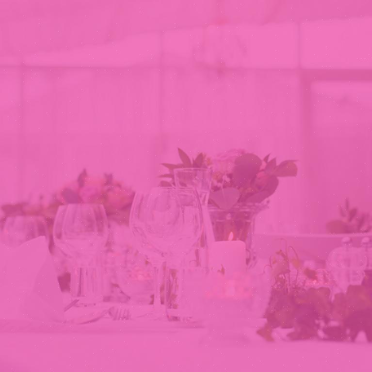 Den beste måten å spare på bryllupsdekorasjoner er å velge et fantastisk sted