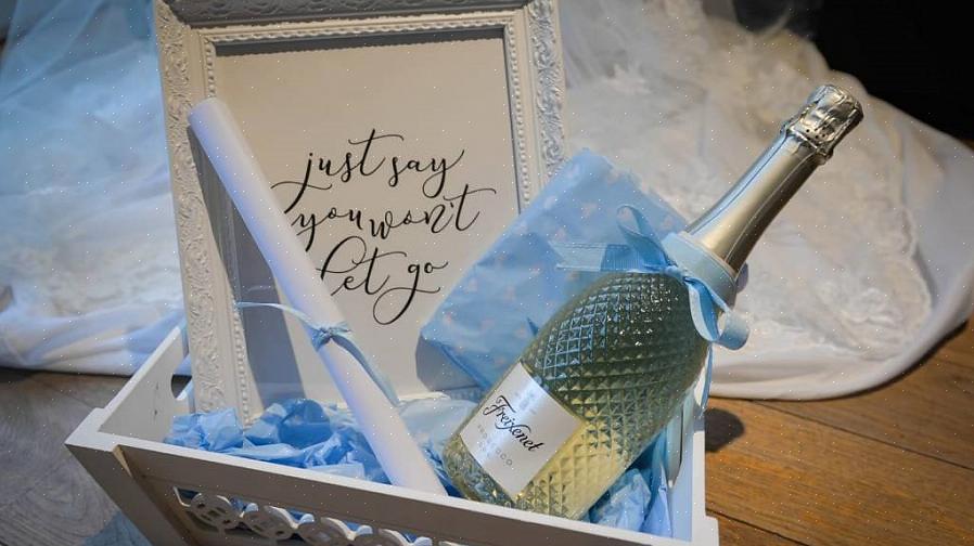 Sett en mansjettknapp i buketten eller fest et slips i håret ditt