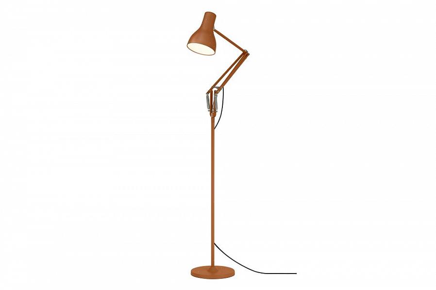 En down bridge gulvlampe har lyset rettet nedover