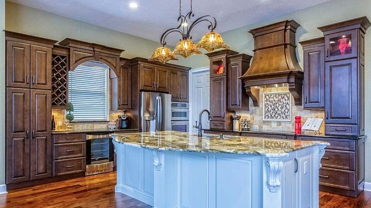 Et godt eksempel på dette konseptet er i dette moderne soverommet i toskansk stil av Jenkins Custom Homes