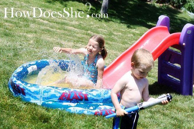 Spillerne i linje en kaster hver en vannballong til motsatte spillere i linje to
