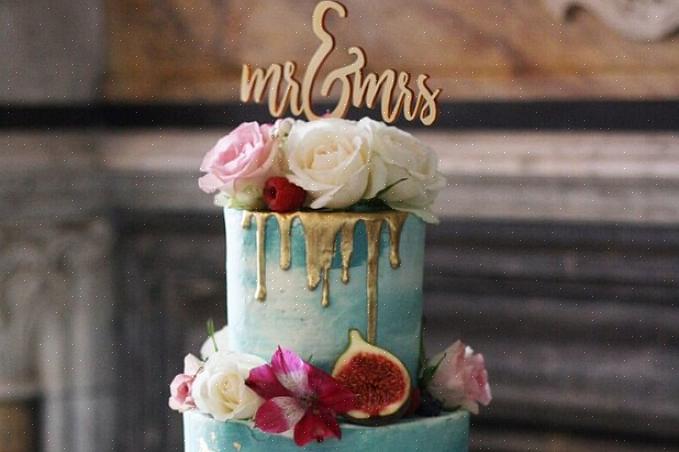 En annen måte å spare penger på en bryllupskake er å servere mindre skiver enn vanlig