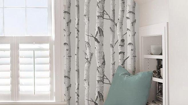 Og fortsett deretter med å trekke stoffet forsiktig bort fra veggpanelet for panel