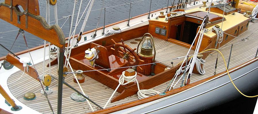 Å gjøre en båt til en blomsterhage faller et sted mellom å plante en veldig stor containerhage