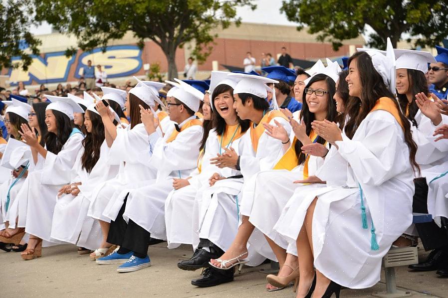 Baccalaureat gjøres vanligvis noen dager før påbegynnelsesseremonien
