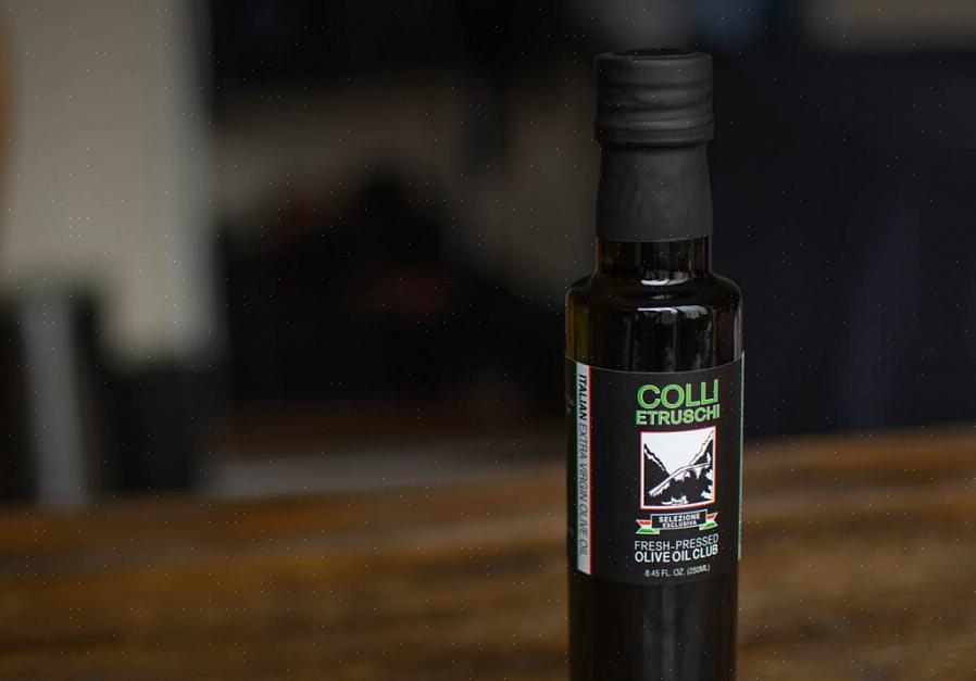 Ta tilbake glansen med litt olivenolje på en myk klut som gnides over hver perle