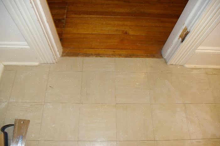 Klipper du kappen mens den er på plass (se nedenfor) ved å bruke en ekstra flis som avstandsveiledning