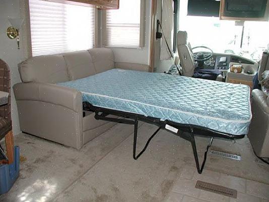 Gjør seg klar til å montere sofaer