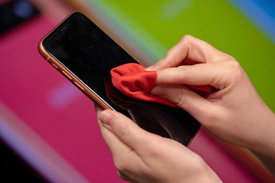 Tørk av saken med en mikrofiberduk fuktet med destillert vann