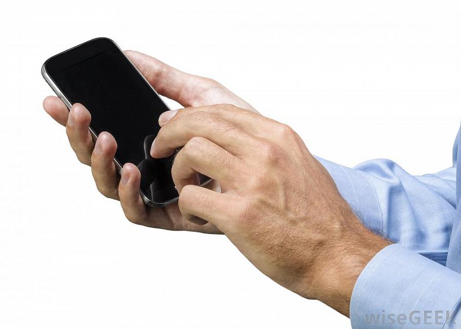 Sjekk at dekselet er helt tørt før du setter inn telefonen igjen