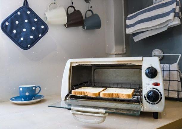 Hvor ofte skal du rengjøre en brødrister eller en brødristerovn