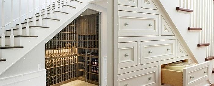 De følgende ni ideene vil vise deg hvordan du kan bruke det ubrukte firkantede området under trappene dine