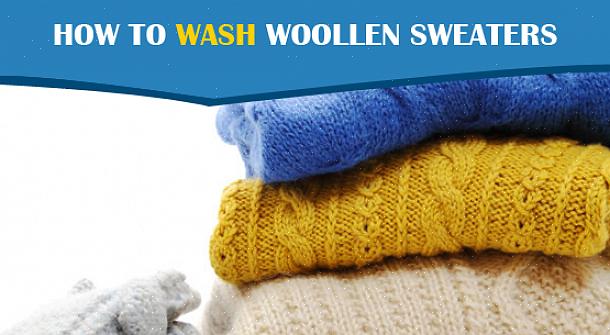 Legg deretter et annet tørt håndkle på en flat overflate som er stor nok til å holde genseren med armene