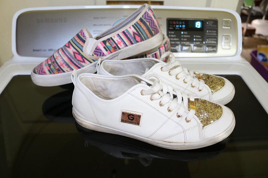 Unngå direkte sollys når du tørker tennissko av lær