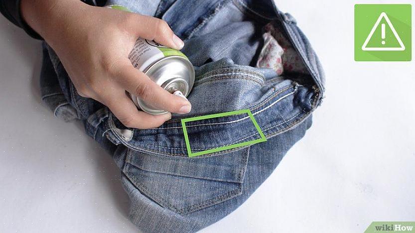 Bruk et papirhåndkle for å tørke bort så mye blekk som mulig