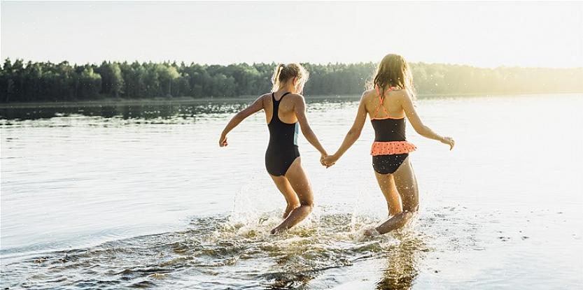 Kroppsoljer reagerer med de elastiske fibrene i en badedrakt