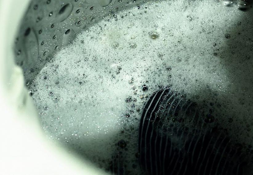 Vask flekkene igjen i det varmeste vannet som passer for stoffet