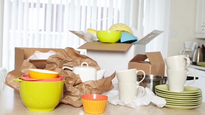 Pakketape og en markør for å merke boksen