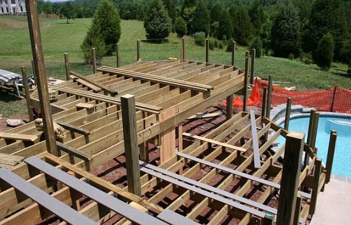 Skjær de to sidekantbjelkene (kalt ytre kantbjelker) slik at de strekker seg 1 meter utover støttebjelken