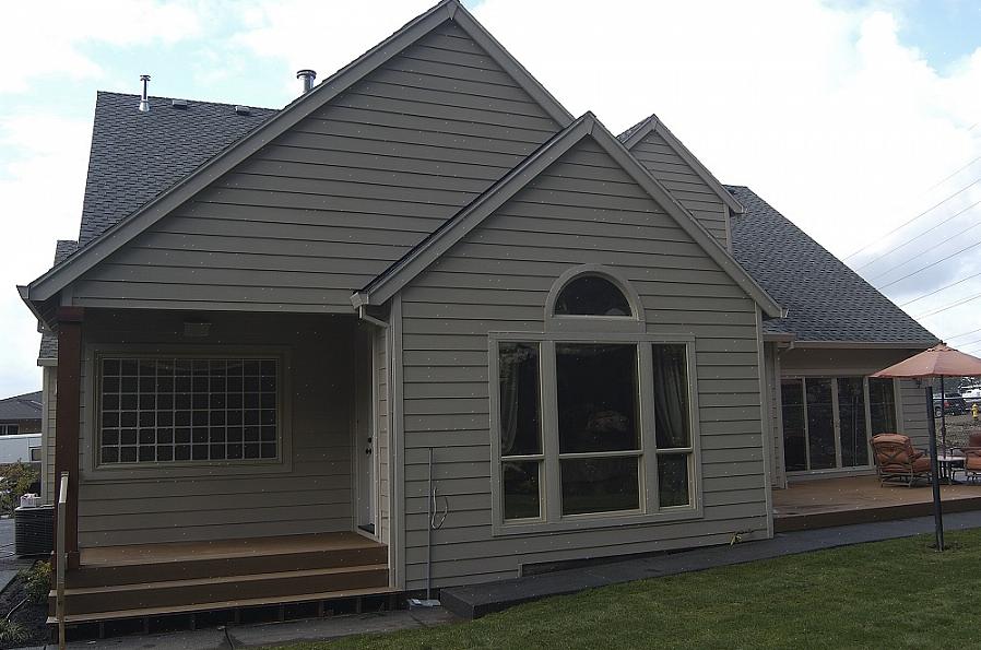 Poenget med å vaske husets sidespor før maling er å vaske det