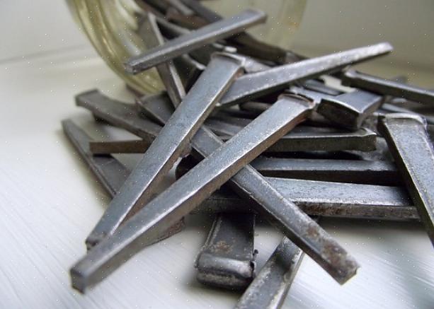 Sett betong- eller murspiker inn i hullene