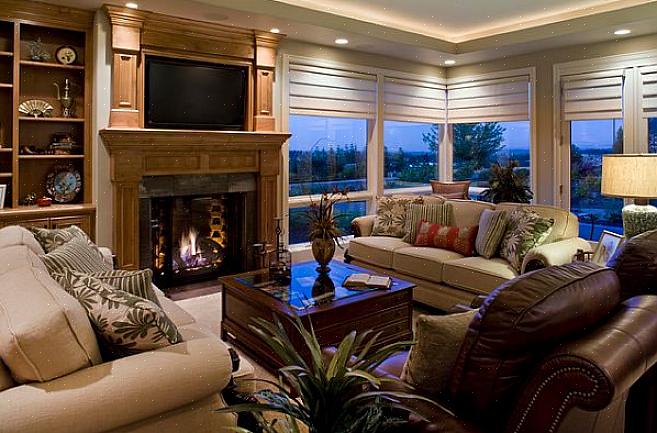 Vindusbehandlingen i dette rommet består av romerske nyanser med mørkleggingsfôr