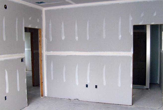 Og påfør forblandet gipsfuger i den åpnede gipsfuggen som et sengetøy til det nye båndet