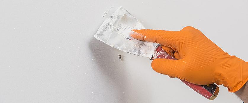 Den grunnleggende ideen bak å feste spikerpopper er å plassere gipsskruer (ikke spiker) på begge sider