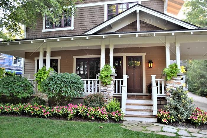 Det vinrankede stakittgjerdet utstråler den typen varme som hyttestilen til landskapsdesign er kjent for