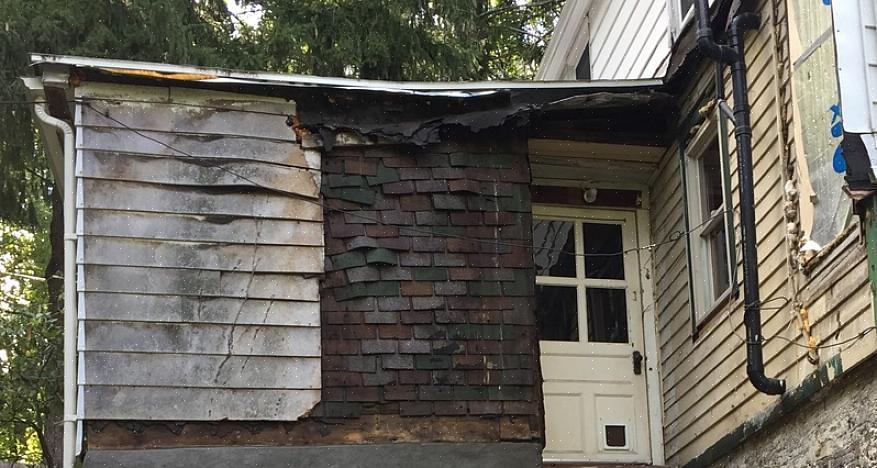 Installer først pelsstrimler av tre for å spikre sedertre på