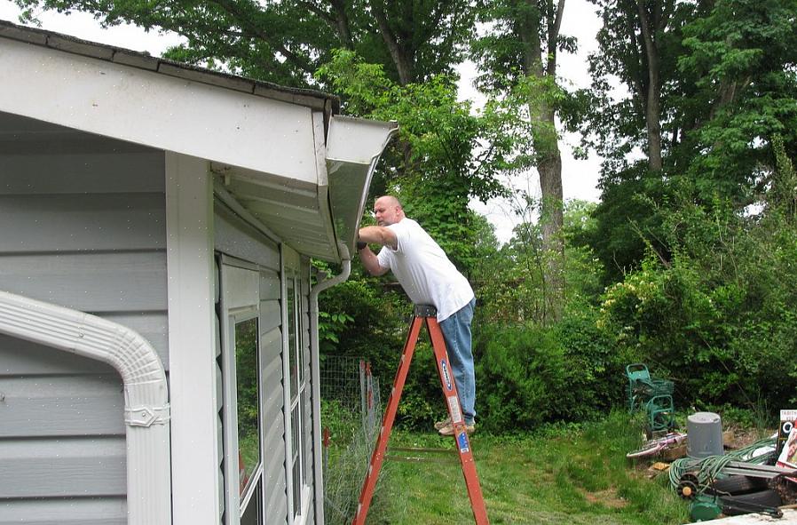 Kan du enten bruke det som kan kalles scoop and drop-metoden eller takrenesmetoden