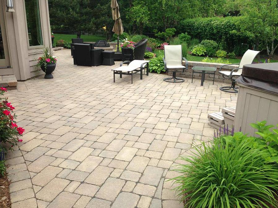 Dryss polymersand over toppen av uteplassbeleggene