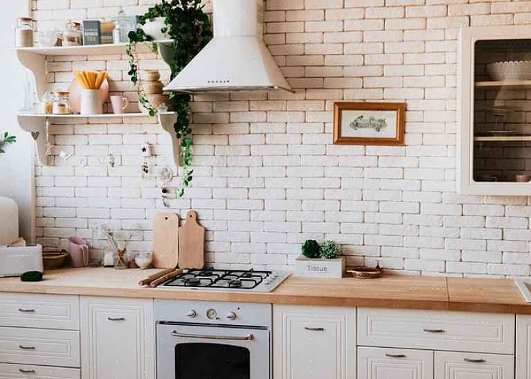 Bruk en ren svamp eller mikrofiberklut til å tørke ned interiøret