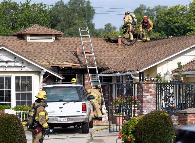 Bruk en kraftvaskemaskin så snart som mulig for å fjerne så mye aske