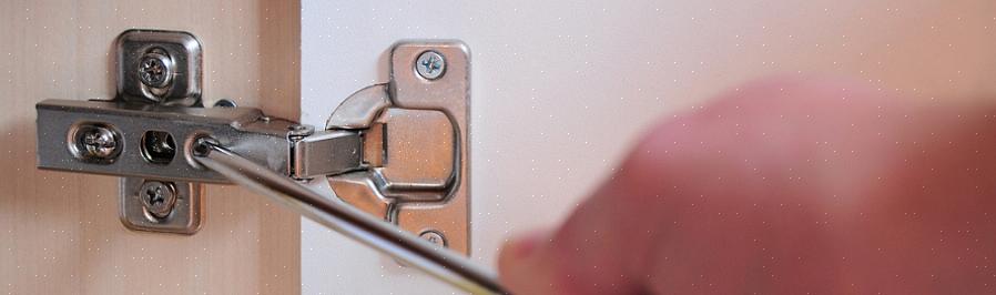 Se på den delen av hengslet som er festet til skapboksen