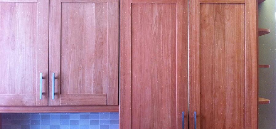 Bruk dybdejusteringsskruen til å flytte døren inn