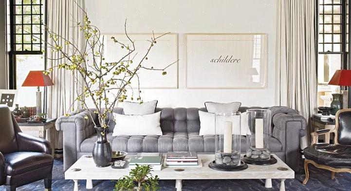 Det tomme rommet over en sofa er et viktig sted i huset for et flott kunstverk