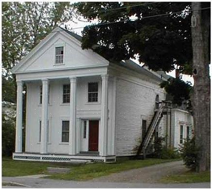 Den britiske arkitekten James "athenian" stuart sies å ha vært den første til å introdusere gresk revival