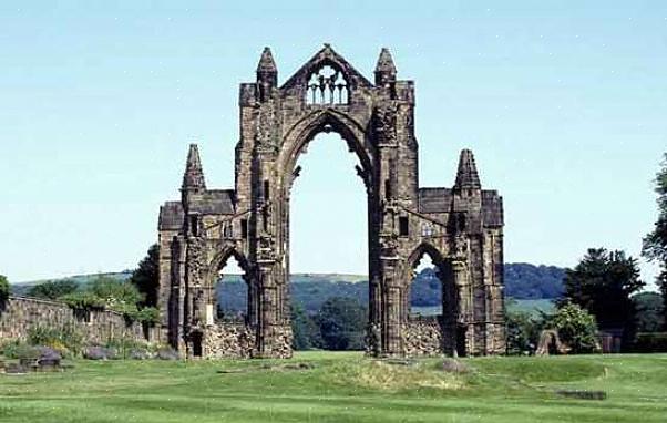 Stuk og tre til utsiden av hus i Tudor-stil