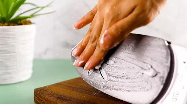 Hvordan rengjøre overflaten på en strykesål