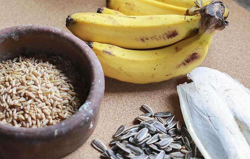 Det er mange forskjellige måter å gi naturlig mat til fugler