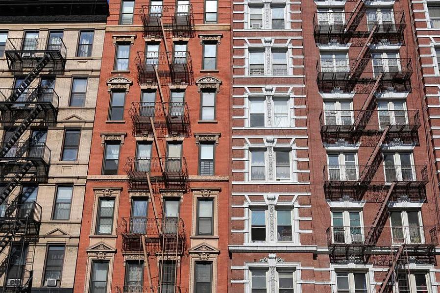 I tillegg til å håndtere rapporter om utleiere av HUD-forsikrede