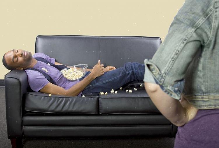 Romkamerater som skriver under på en leieavtale