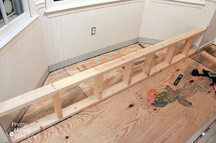 Bruk den trådløse boreren og skruene på 2,50 cm