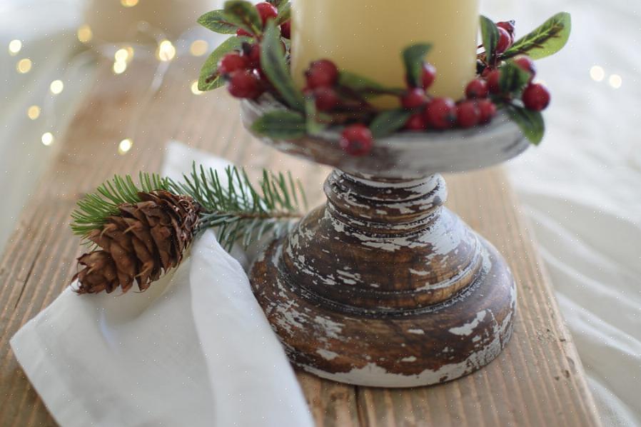 Denne opplæringen forklarer hvordan du lager DIY lysestaker med krittmaling med en bekymret overflate