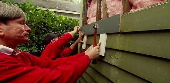 Spik erstatningsbrettet på plass først ved å føre negler gjennom de eksisterende hullene i toppbrettet