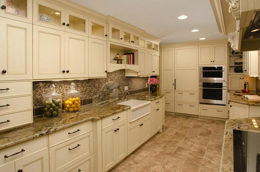 De bobleformede flisene som ble brukt til å lage det organiske kantfeltet for denne undergrunnsflisen