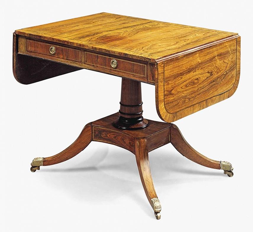 Den fremre delen av en plissert sofaarm er dekket av stoff som fortsetter fra innsiden av armen