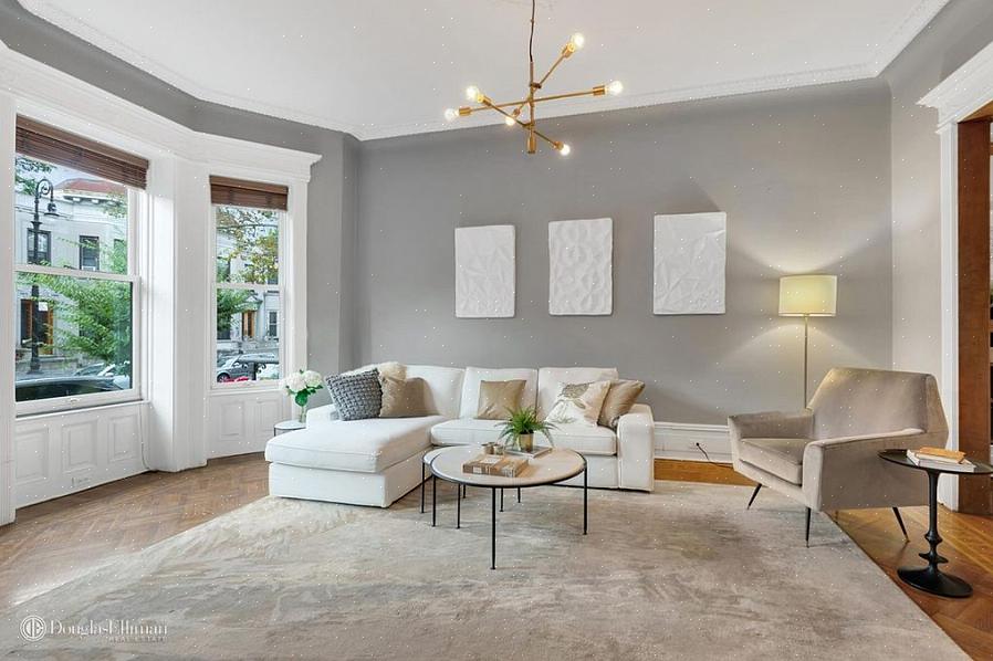 En moderne pendellampe i kurvstil henger over rommet